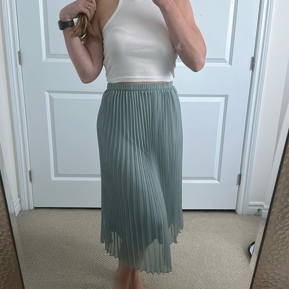 Turquoise Pleeted Skirt - Picture 1 of 4